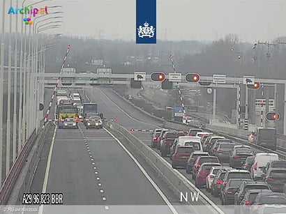 Haringvlietbrug in storing, A29 in beide richtingen dicht