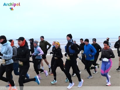 Flakkeese lopers AV Flakkee maken indruk in barre Halve Marathon van Egmond