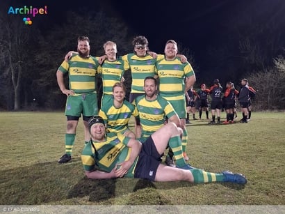 Oude Meesters betreden het veld tijdens rugbywedstrijd
