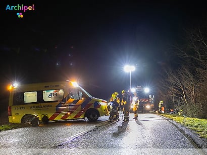Auto raakt van weg, bestuurder en baby naar ziekenhuis