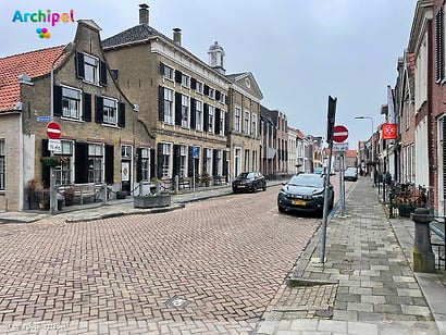 Eenzijdig parkeren Voorstraat in Dirksland van de baan
