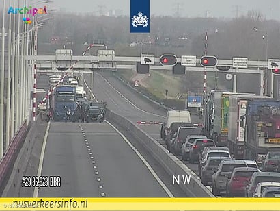 Files door aangereden slagboom Haringvlietbrug