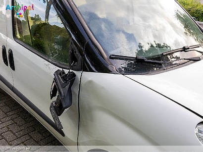 Fietsster gewond na aanrijding met bestelauto op N215