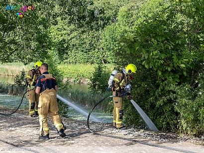 Brandweer blust grasbrand aan West Havendijk bij Dirksland