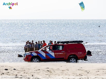 Persoon uit water gehaald en overleden op strand Brouwersdam