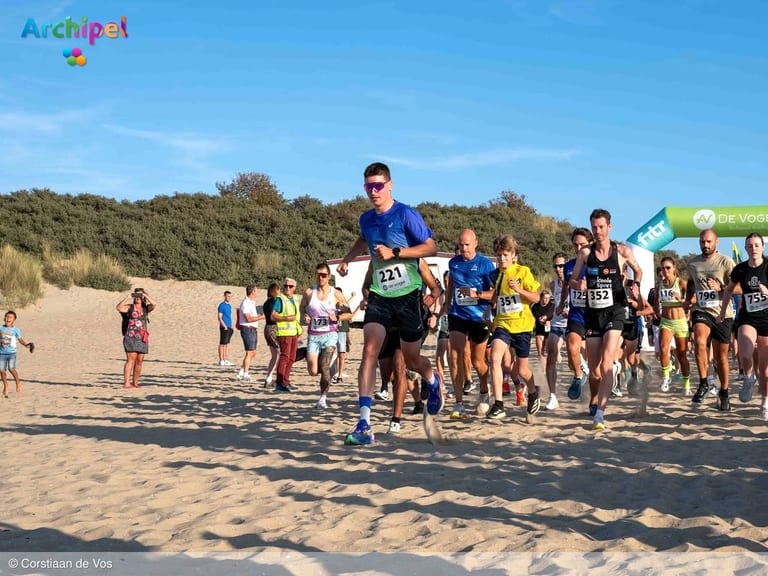 286 hardlopers en 109 wandelaars bij Strandloop Ouddorp