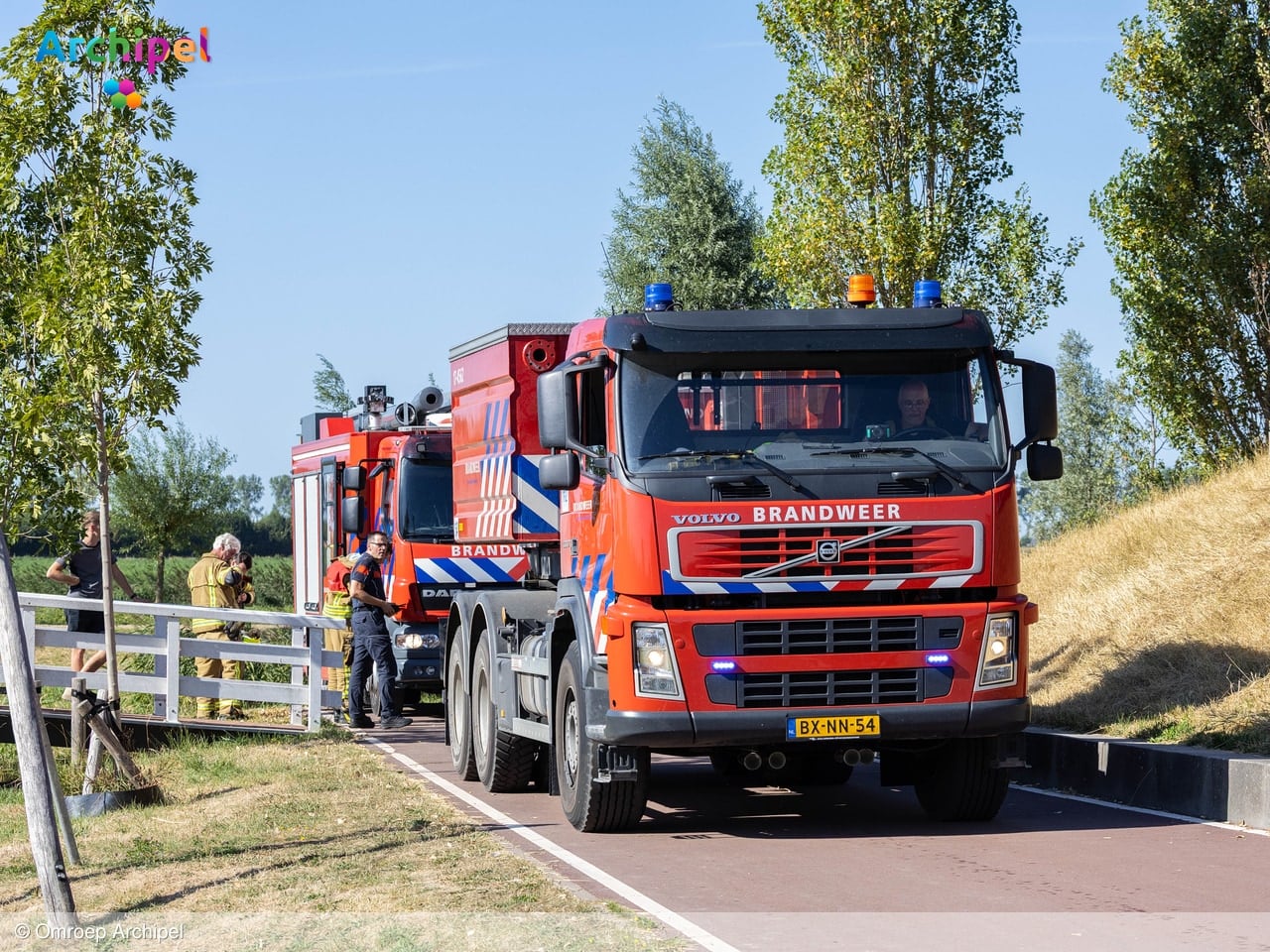 Brandweer blust opnieuw brand op berg in Vliedpark Sommelsdijk