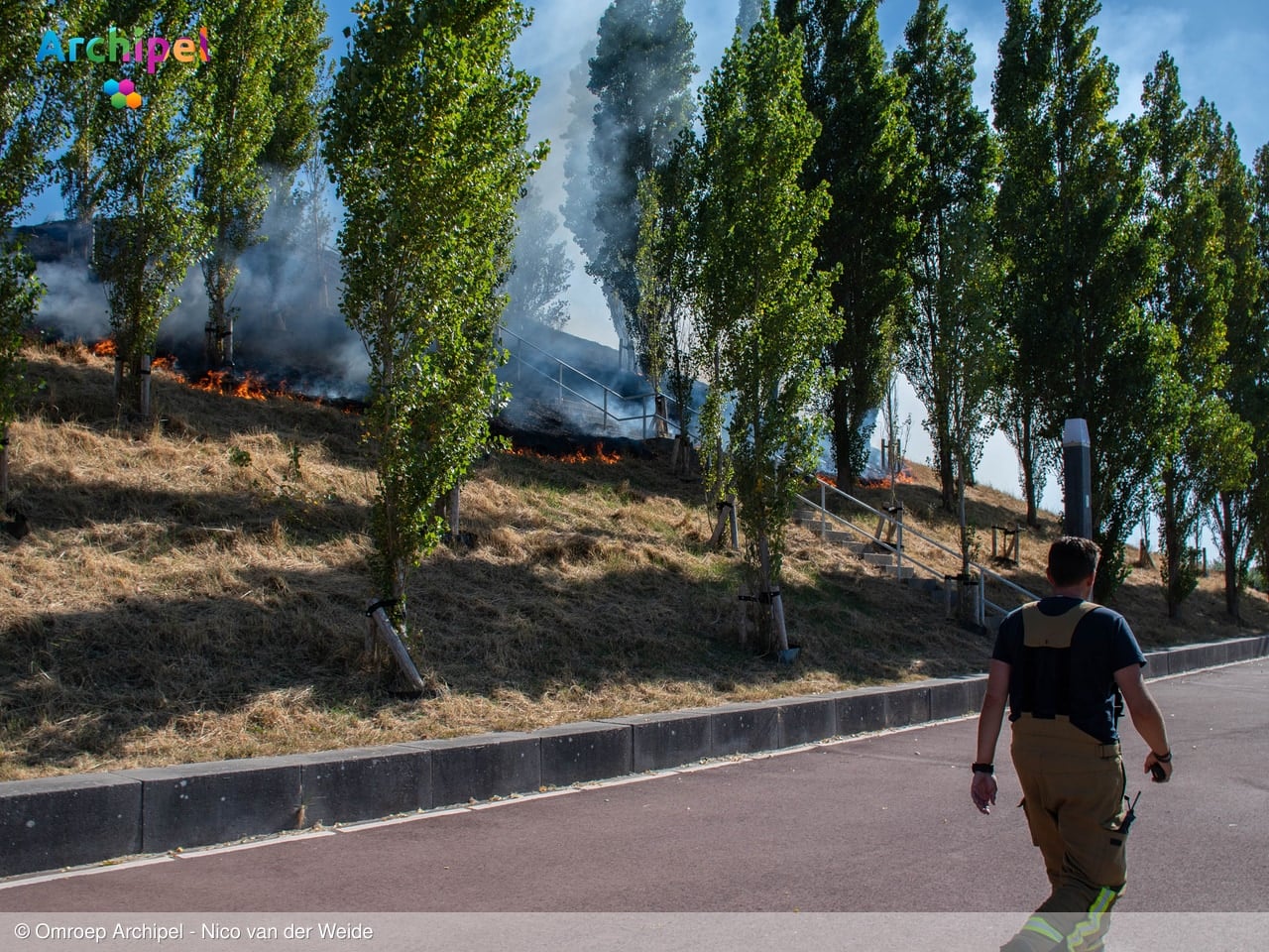 Brandweer blust opnieuw brand op berg in Vliedpark Sommelsdijk