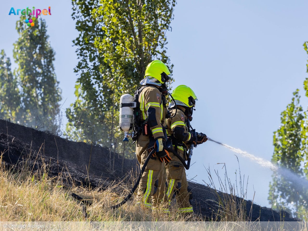 Brandweer blust opnieuw brand op berg in Vliedpark Sommelsdijk