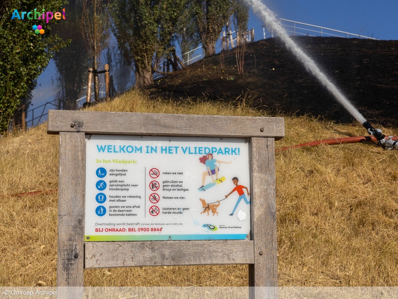 Brandweer blust opnieuw brand op berg in Vliedpark Sommelsdijk