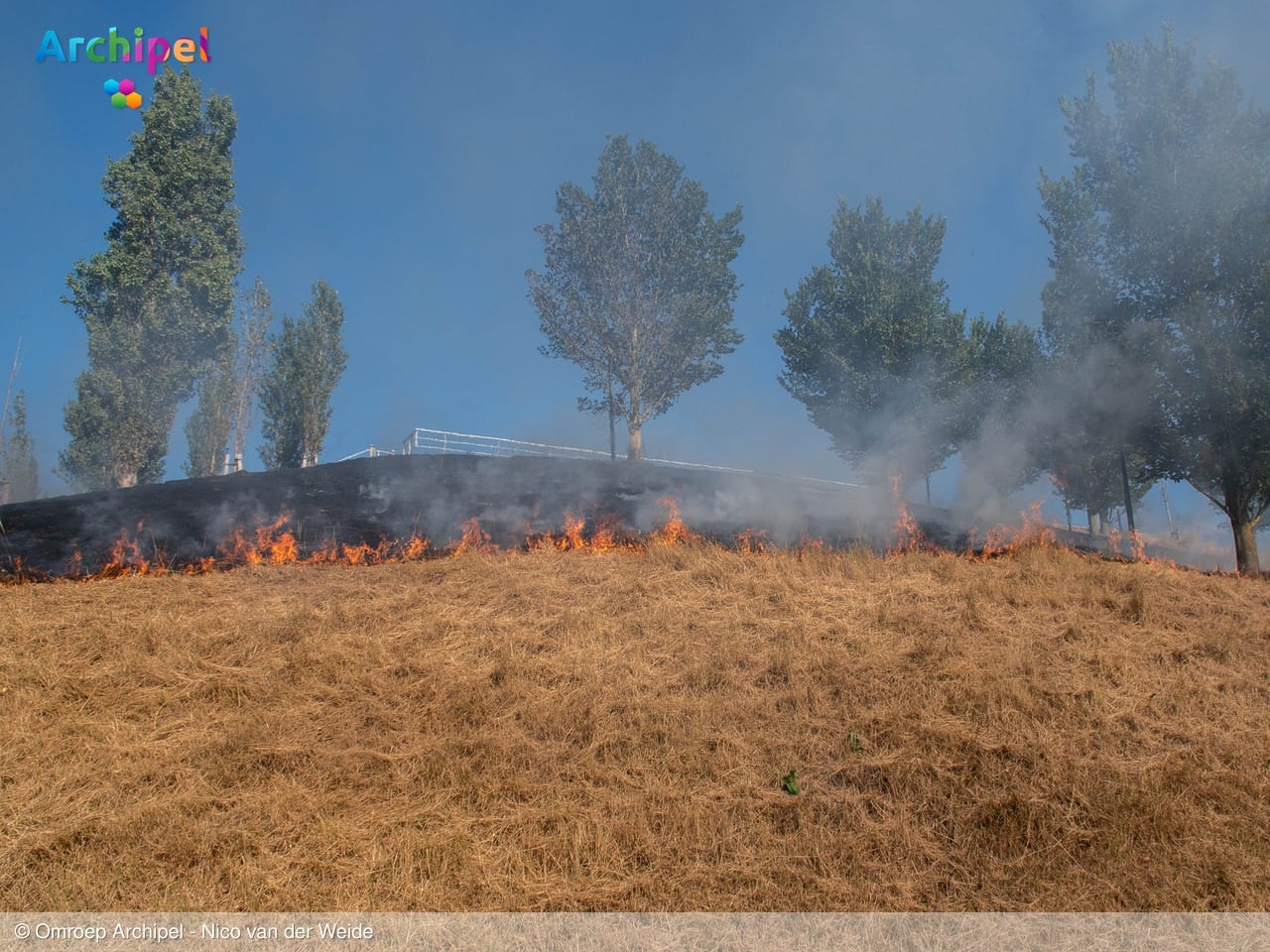 Brandweer blust opnieuw brand op berg in Vliedpark Sommelsdijk