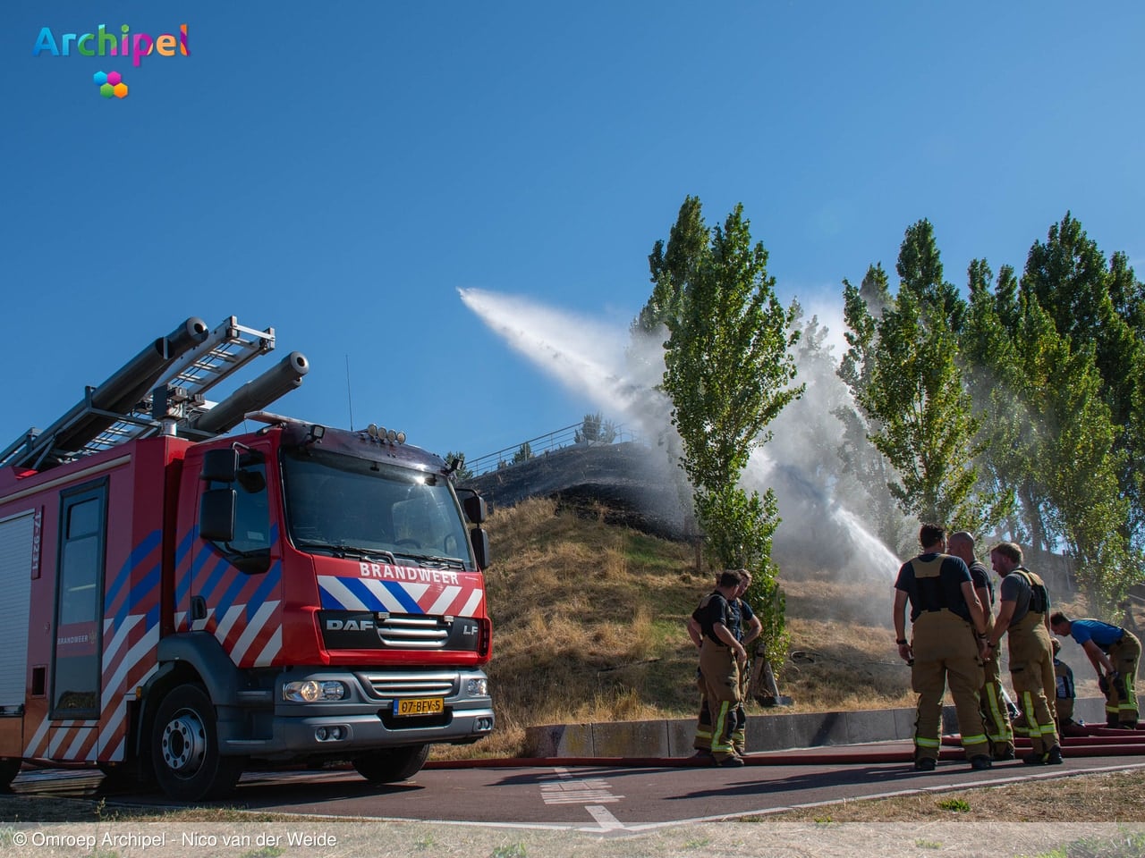 Brandweer blust opnieuw brand op berg in Vliedpark Sommelsdijk