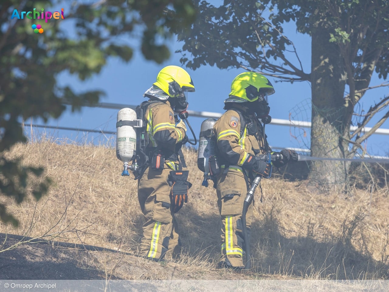 Brandweer blust opnieuw brand op berg in Vliedpark Sommelsdijk