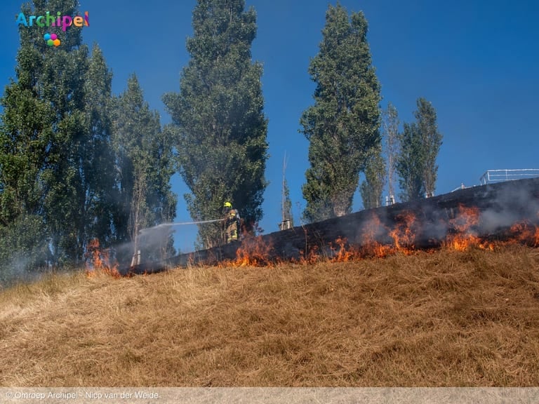 Brandweer blust opnieuw brand op berg in Vliedpark Sommelsdijk