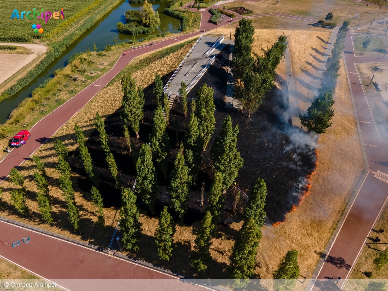 Brandweer blust opnieuw brand op berg in Vliedpark Sommelsdijk