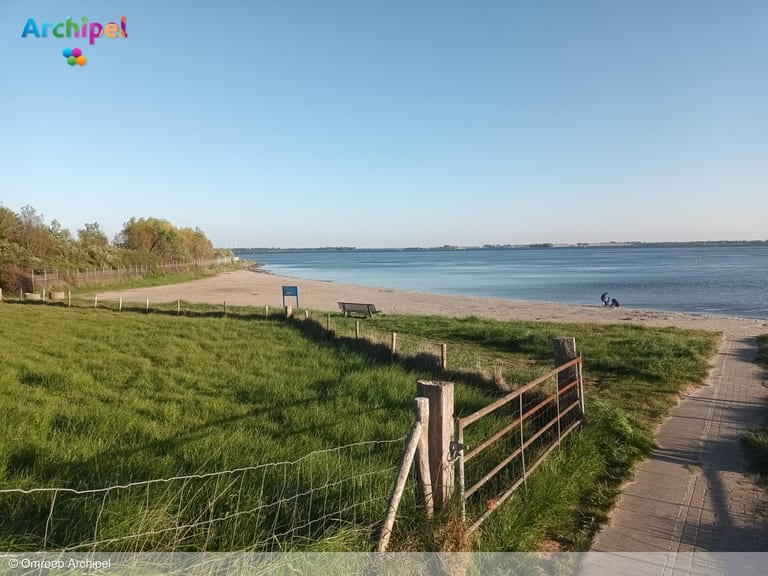 Drie dammen moeten strandje van Herkingen in stand houden