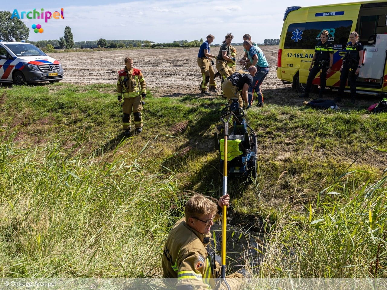 Hulpdiensten rukken uit voor man met scootmobiel in sloot