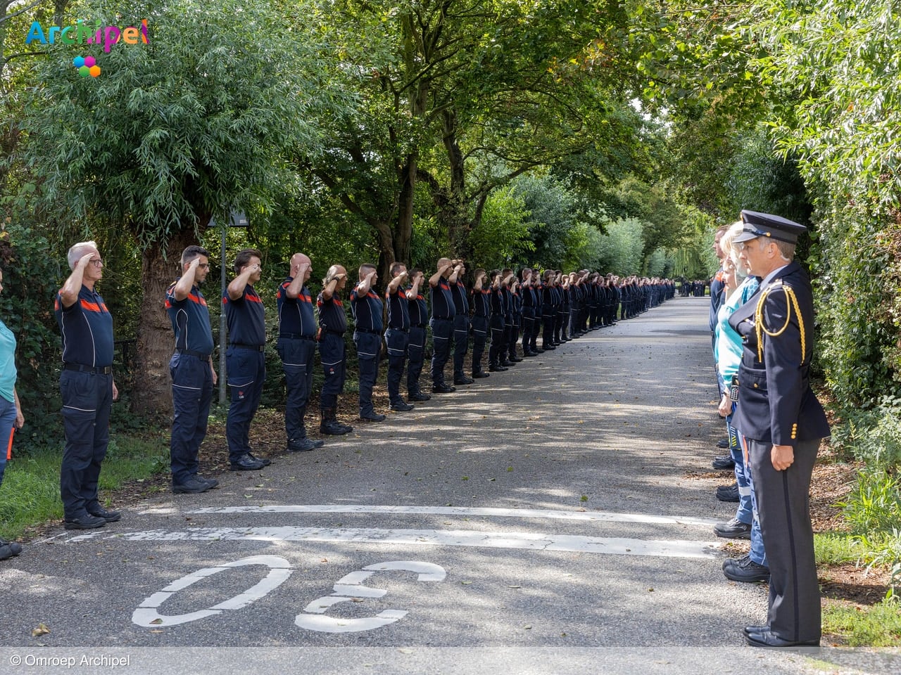 Indrukwekkend afscheid van brandweerman Adrie Vis