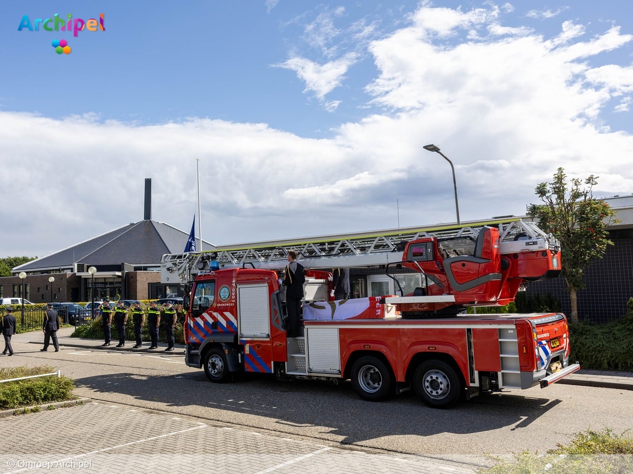 Indrukwekkend afscheid van brandweerman Adrie Vis