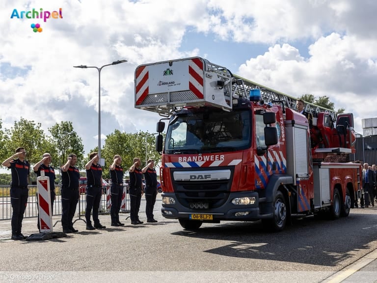 Indrukwekkend afscheid van brandweerman Adrie Vis