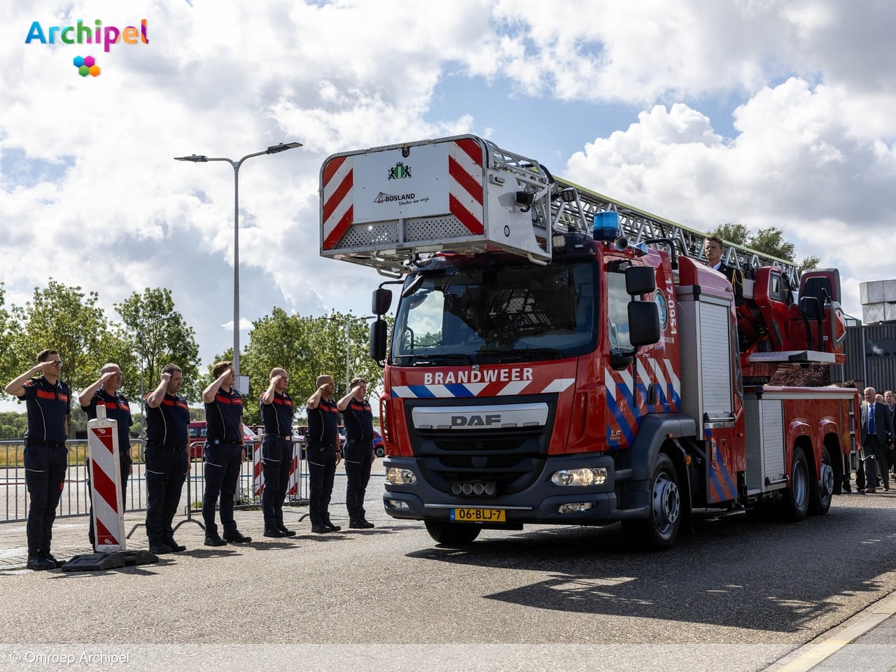 Indrukwekkend afscheid van brandweerman Adrie Vis