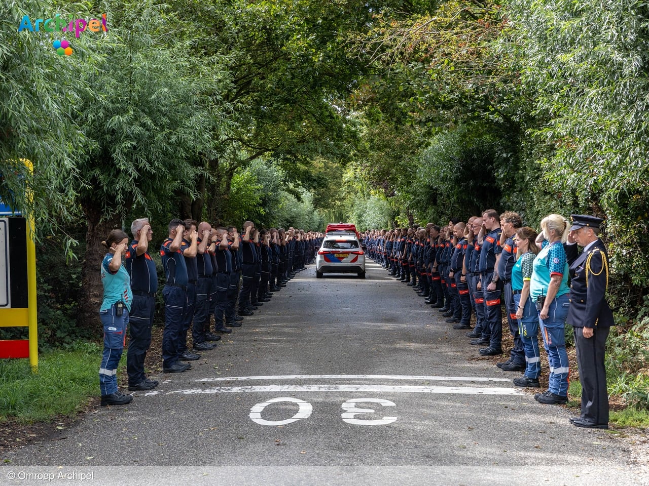 Indrukwekkend afscheid van brandweerman Adrie Vis