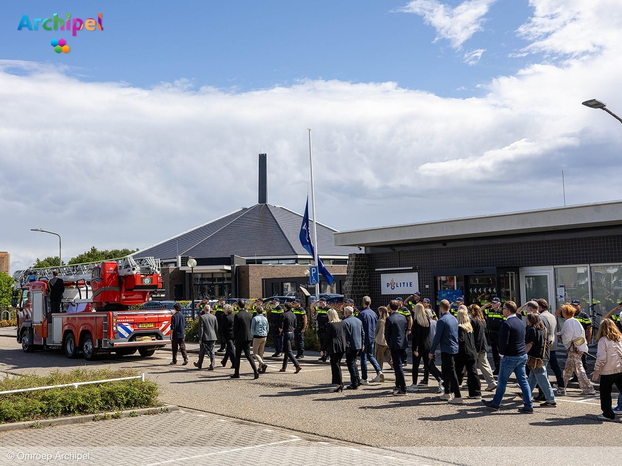 Indrukwekkend afscheid van brandweerman Adrie Vis
