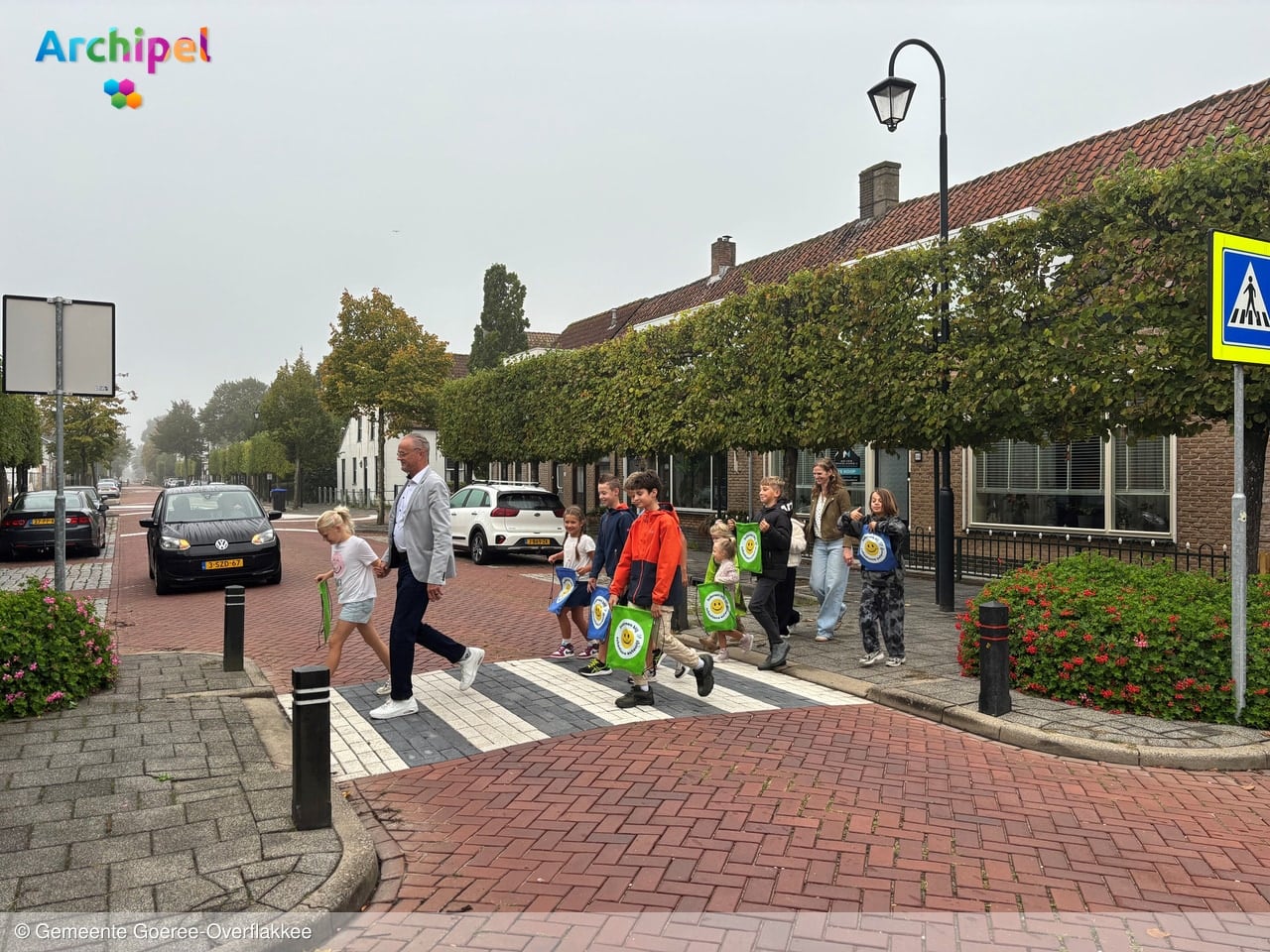 Gemeente roept ouders op auto verder van school te parkeren