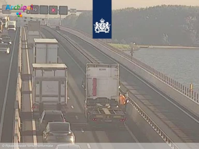 Ongeluk met auto en vrachtwagen: uur vertraging op A29
