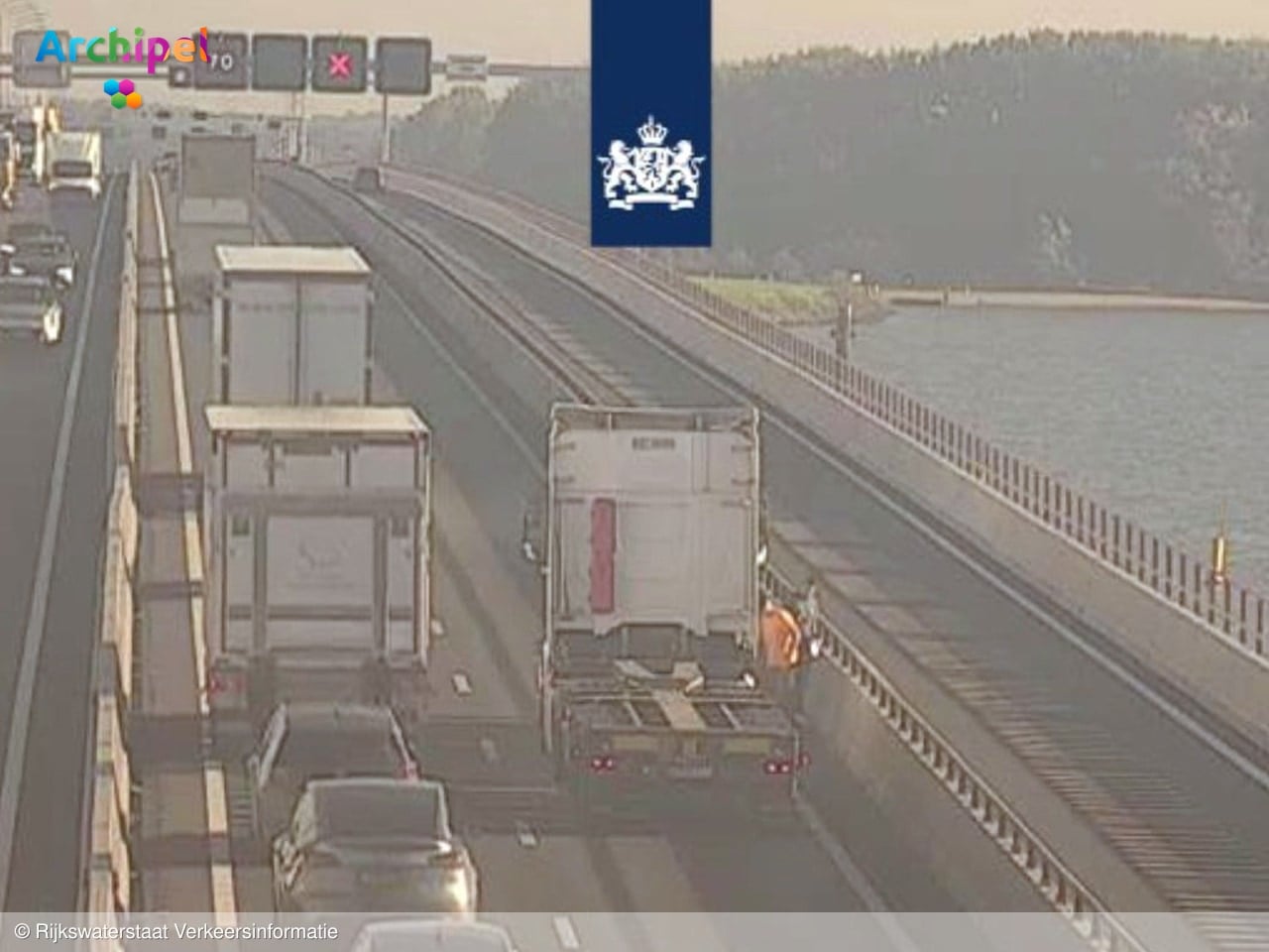 Ongeluk met auto en vrachtwagen: uur vertraging op A29
