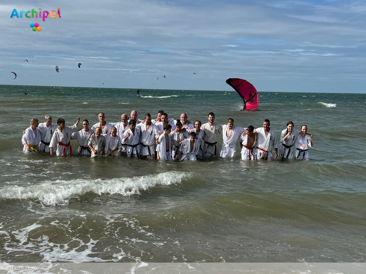 Strandtraining Itachi Dojo: karate, plezier en een frisse duik