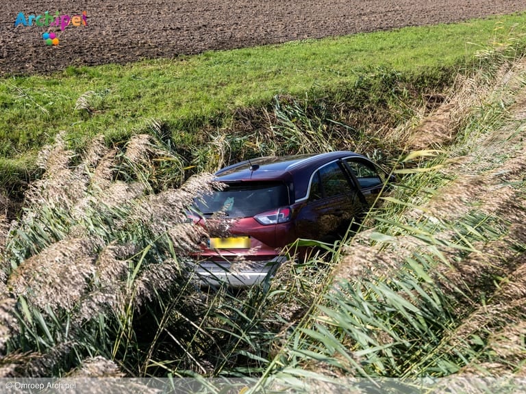 Auto raakt van de weg en belandt in het riet langs N215