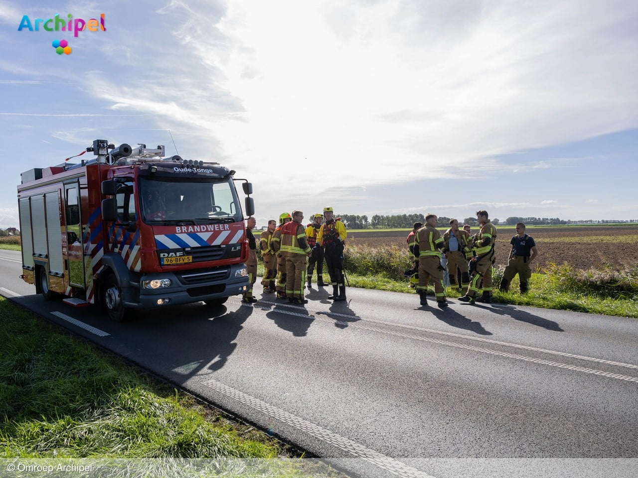 Auto raakt van de weg en belandt in het riet langs N215