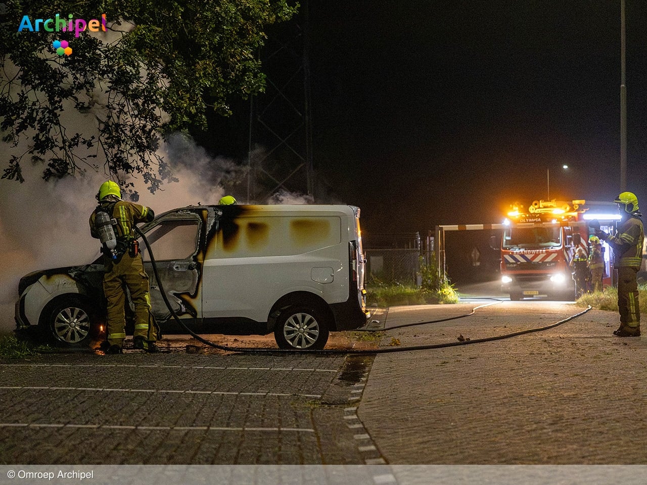 Bestelauto in vlammen opgegaan op parkeerplaats langs N215