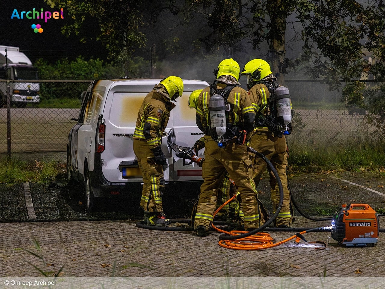 Bestelauto in vlammen opgegaan op parkeerplaats langs N215