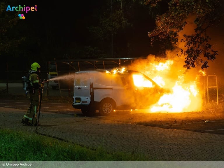 Bestelauto in vlammen opgegaan op parkeerplaats langs N215