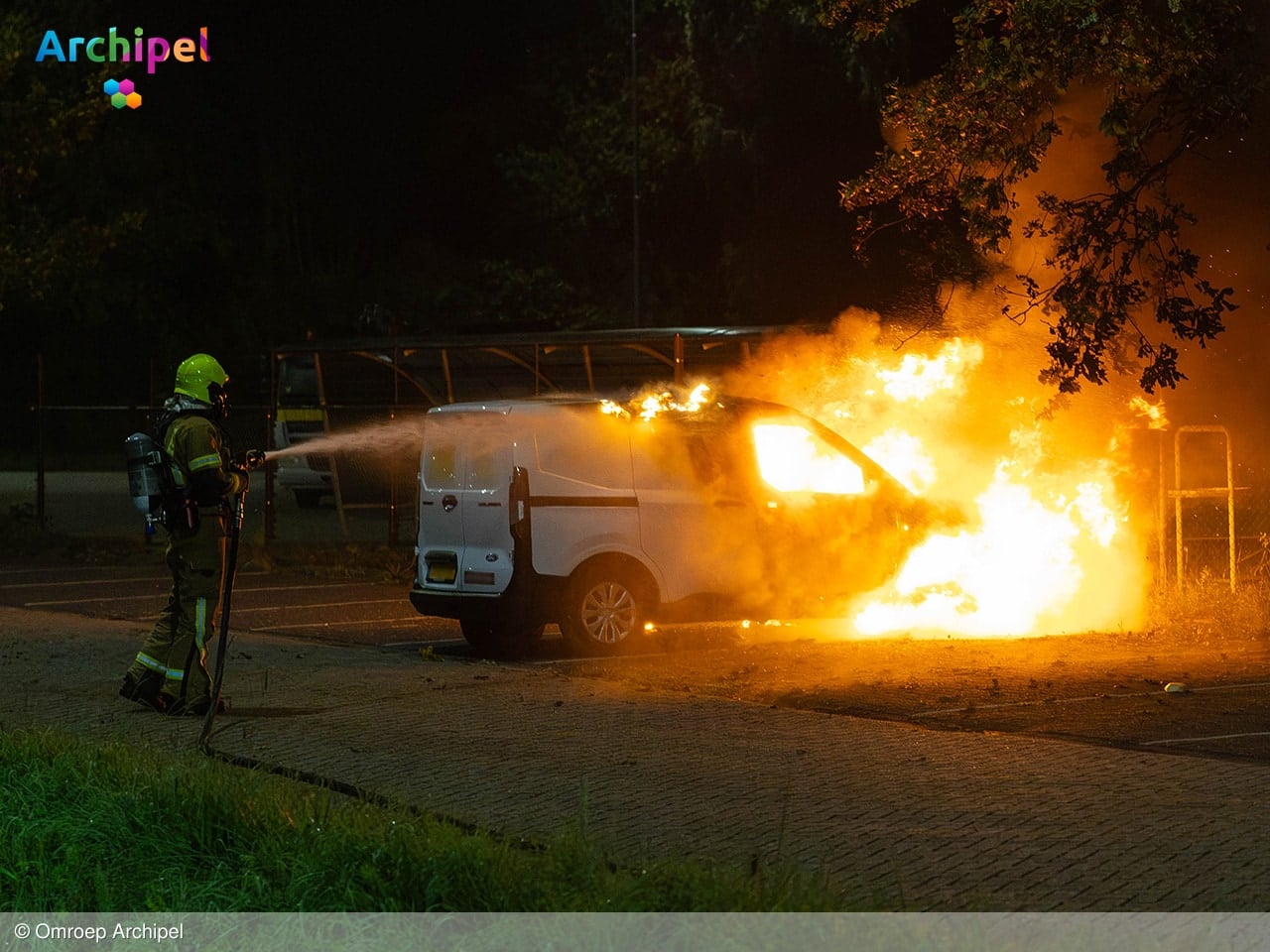 Bestelauto in vlammen opgegaan op parkeerplaats langs N215