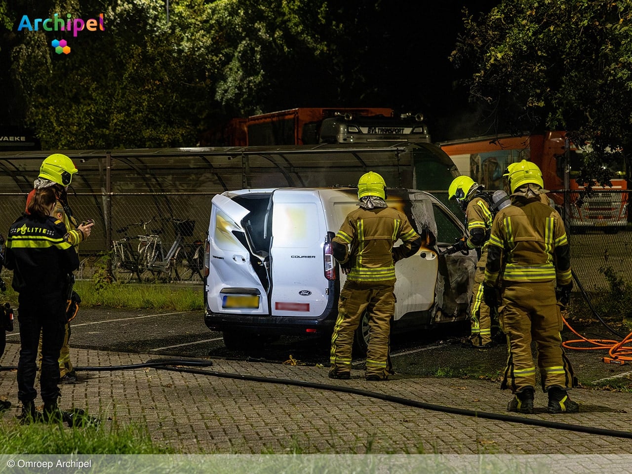 Bestelauto in vlammen opgegaan op parkeerplaats langs N215