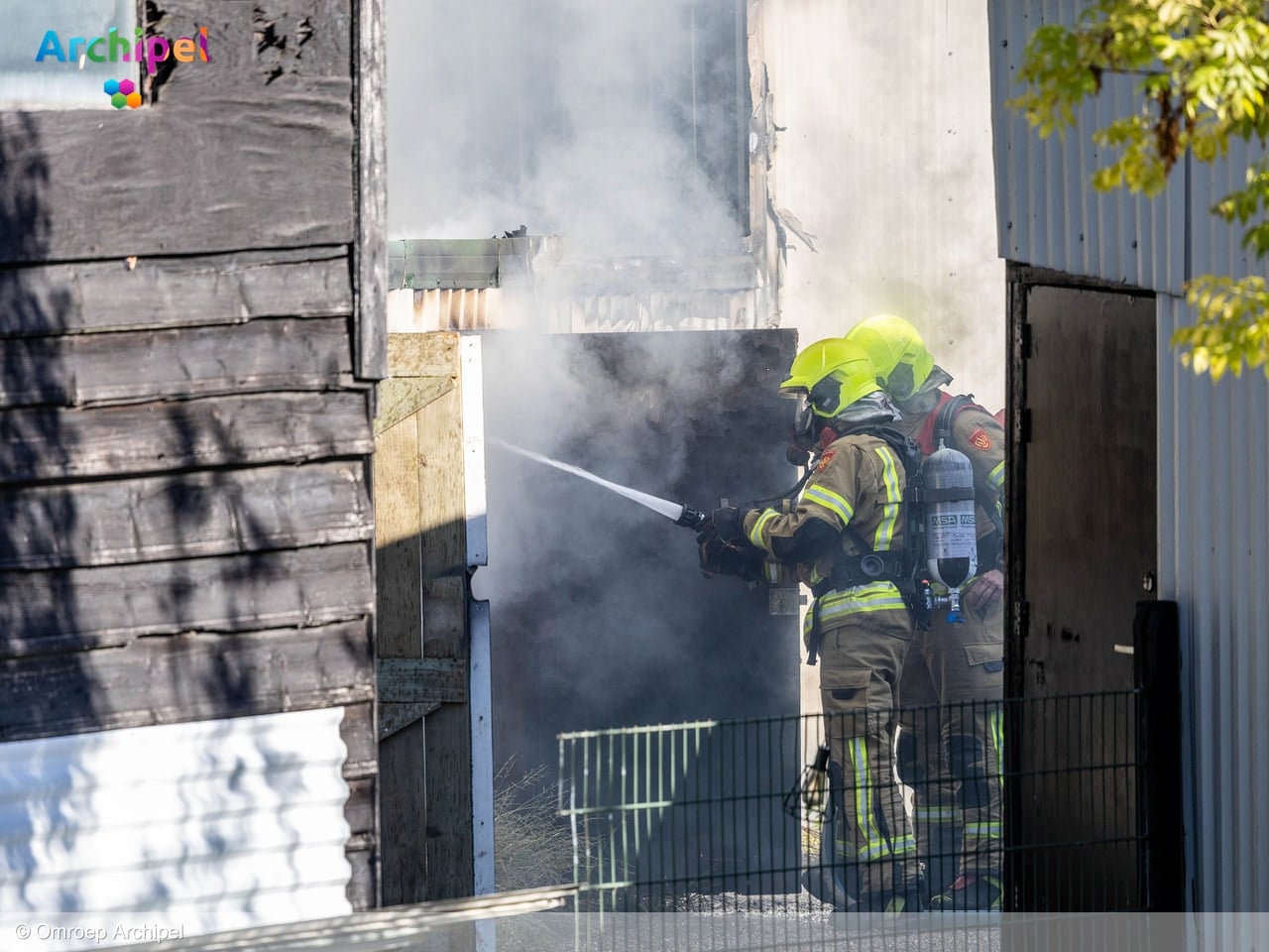 Vlammen slaan uit schuur aan Dijkstraat in Sommelsdijk