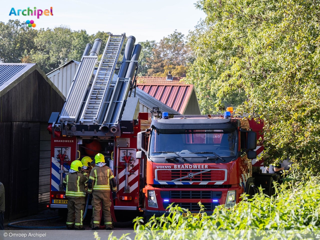 Vlammen slaan uit schuur aan Dijkstraat in Sommelsdijk