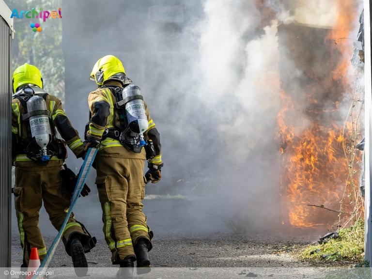Vlammen slaan uit schuur aan Dijkstraat in Sommelsdijk