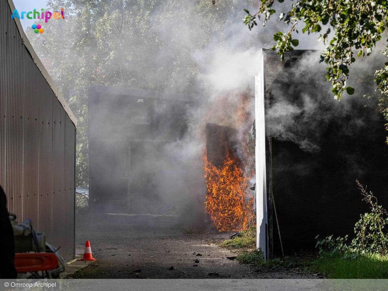 Vlammen slaan uit schuur aan Dijkstraat in Sommelsdijk
