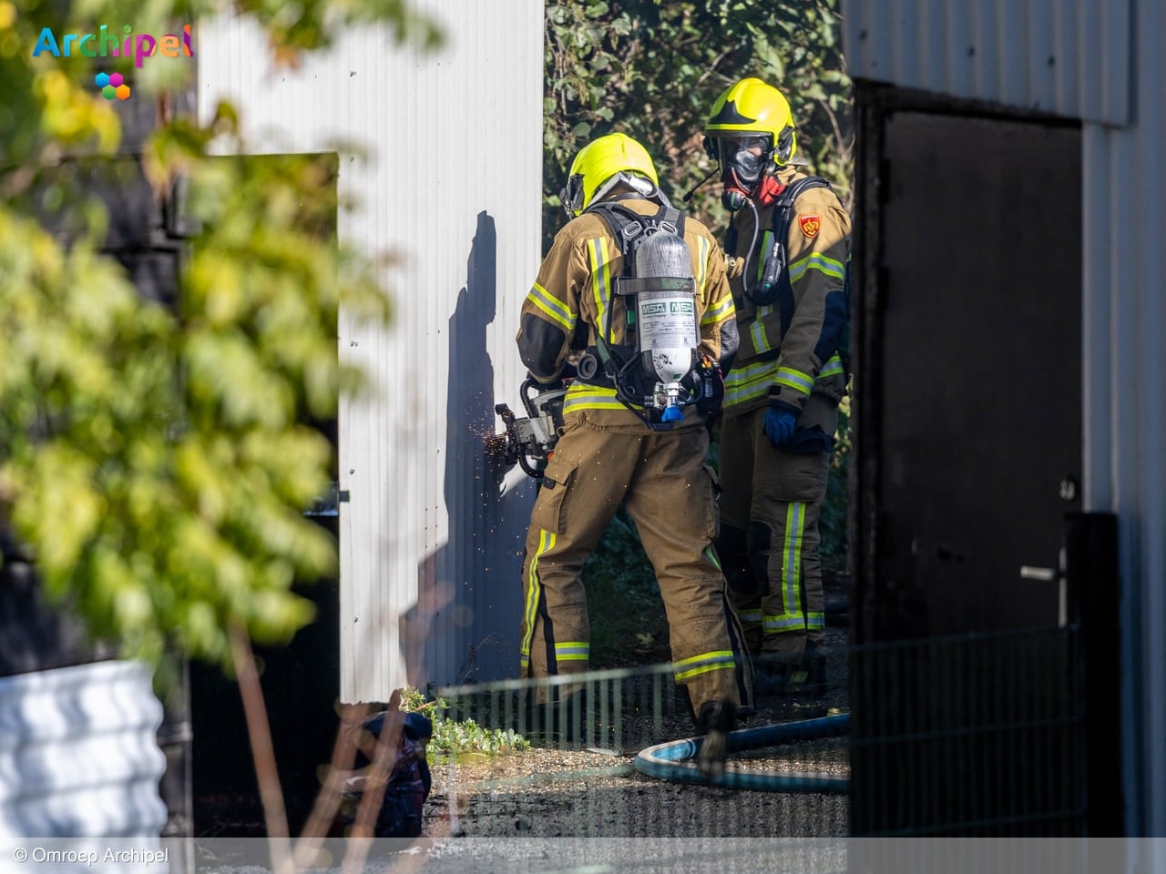 Vlammen slaan uit schuur aan Dijkstraat in Sommelsdijk
