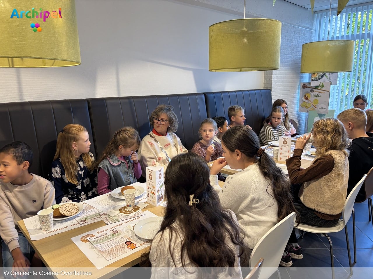 Burgemeester ontbijt met leerlingen uit Nieuwe-Tonge