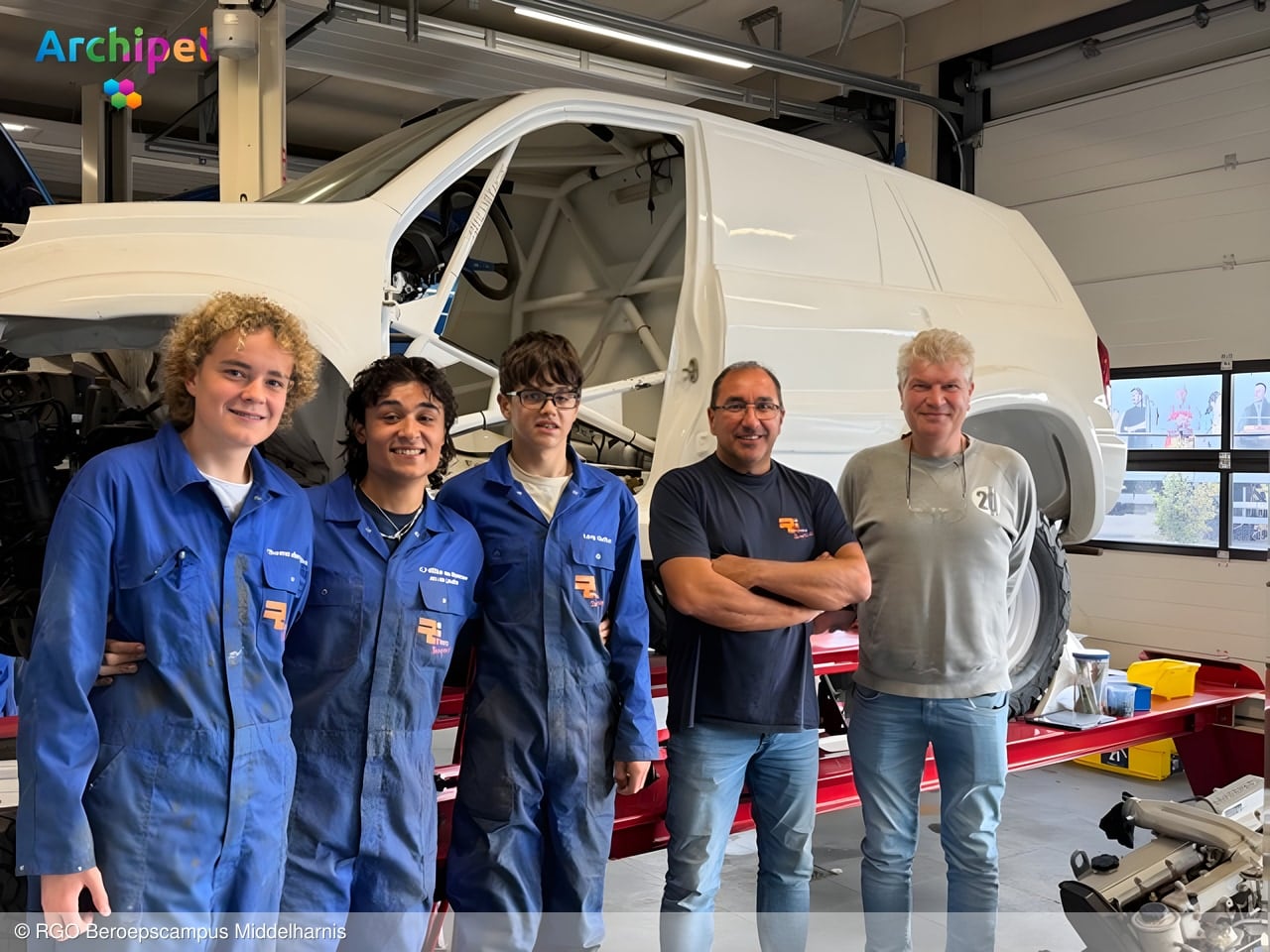 Examenleerlingen RGO Beroepscampus knappen oude rallyauto op