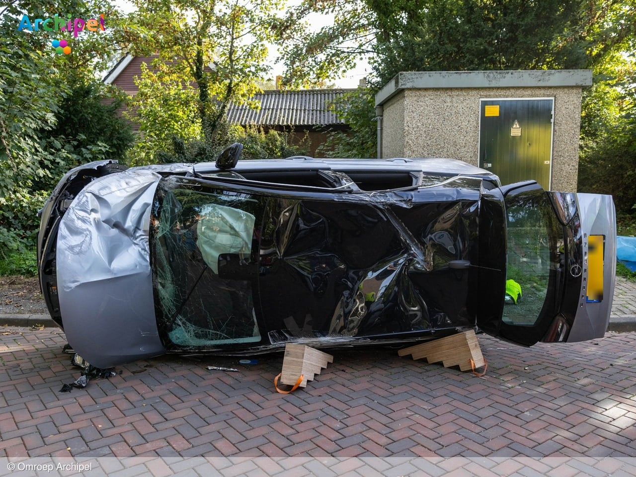 Flinke ravage na ongeval met over de kop geslagen auto