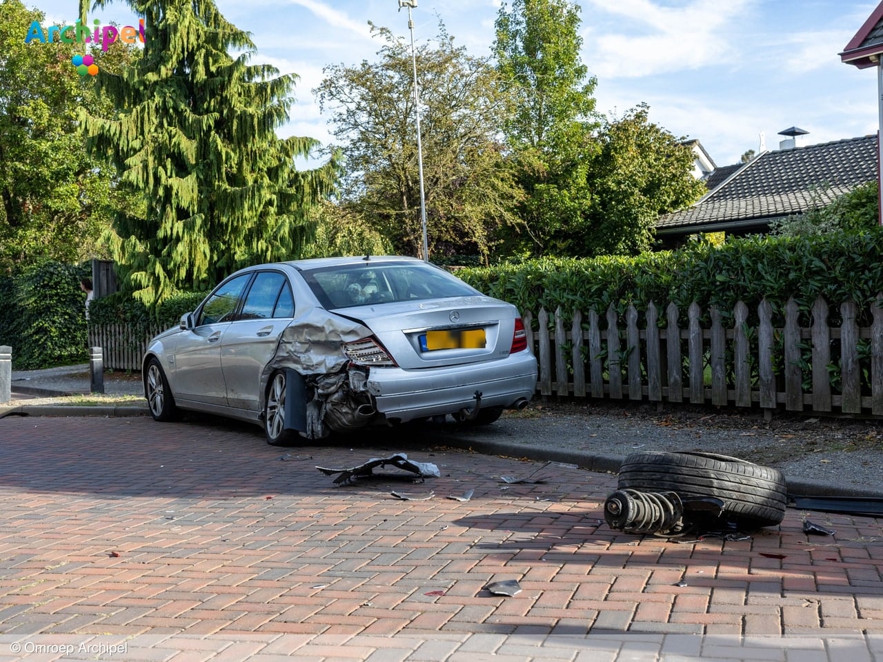 Flinke ravage na ongeval met over de kop geslagen auto