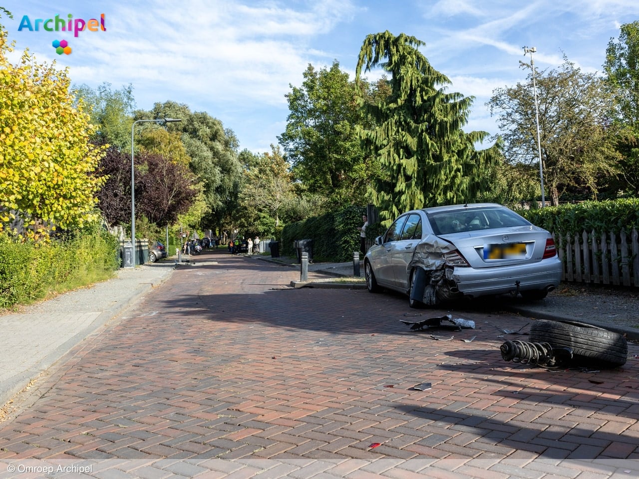 Flinke ravage na ongeval met over de kop geslagen auto