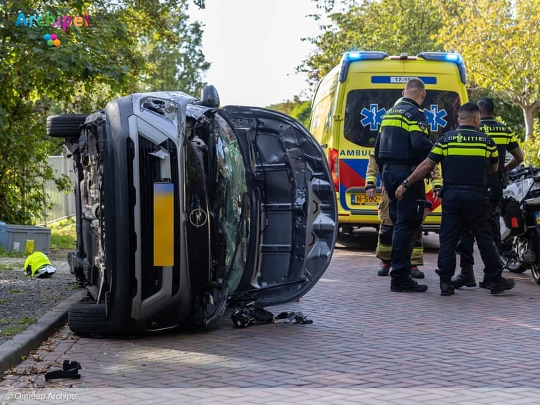 Flinke ravage na ongeval met over de kop geslagen auto