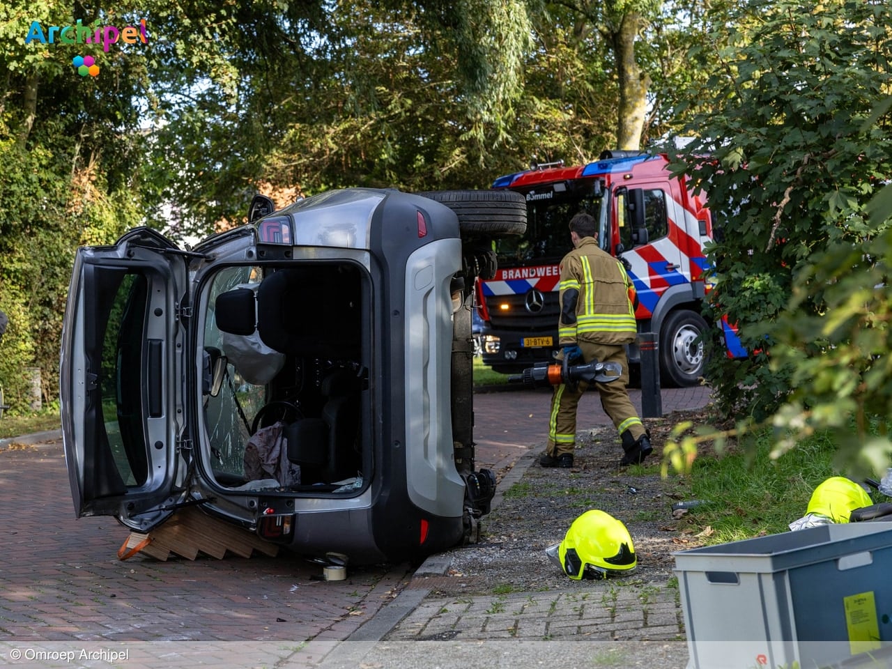 Flinke ravage na ongeval met over de kop geslagen auto
